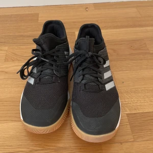 Adidas träningsskor, storlek 40 - Ett par adidas träningsskor, storlek 40, skick 9,5/10, pris kan diskuteras 