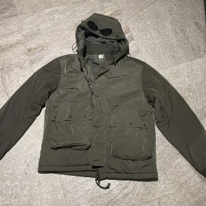Cp company vinterjacka  -  Perfekt när vintern börjar närma sig. Cp company vinterjacka,olivgrön, Aldrig använd, 0 defekter, size small,köpt vintern 2023. Tillverkas ej längre nypris 7000, mitt pris 3250 pris kan diskuteras lite vid en snabb och bra affär!
