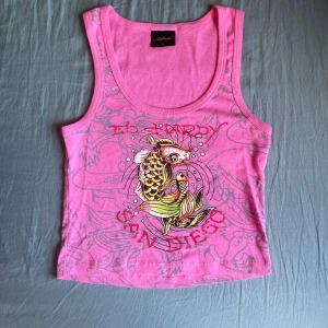ed hardy tank top - i nästan nyskick, endast använd 2 gånger