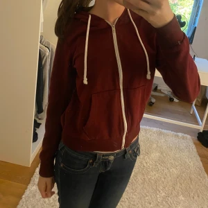 Röd zip hoodie - Mycket bra skick! Sällan blivit använd.