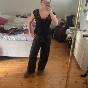 Skitskygga skinnbyxor😻 - Jättesnygga svarta skinnbyxor från Lager 157! Är lite små på mig och det är därför jag säljer💕 Perfekt till fest eller vardag och i jättebra skick, som nya. Använts kanske 3 gånger💕