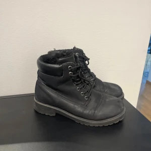 Kängor - Kängor i använt skick i Stl 39 från skopunkten 