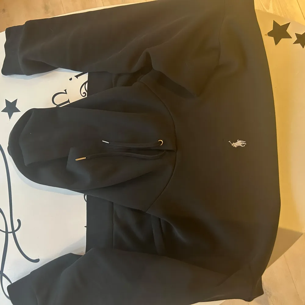 Svart Ralph Lauren hoodie, mycket bra skick! Storlek M men passar även S! Hör av er vid vidare frågor!😀💸  Obs! Pris går att diskuteras💸. Hoodies.