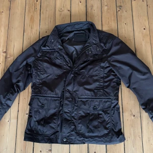 Massimo Dutti Field jacket perfekt för vår - Massimo dutti Field jacket i väldigt fint skick. Ingår även inbyggd väst som man enkelt kan sätta på och av beroende på väder! Hör av er vid fler frågor!