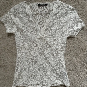 Spets topp - En jättefin spets topp som endast har testats. Har aldrig hittat bra tillfälle att ha på mig den och nu är det dags att sälja vidare den.