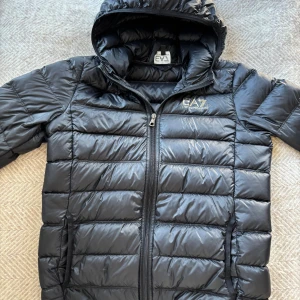 EA7 EMPORIO ARMANI - EA7 jacka perfekt för den här tiden på året Material med skön och hög kvalité  Är kill modell men passar tjej också Köpt för ca 2300kr   Har en liten svart lapp på framsidan av jackan men utöver det så är det inga defekter 