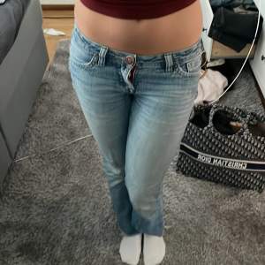 Ett par jättefina jeans i ganska bra skicka säljer för att den har blivit lite för korta för mig som är ca 165💗