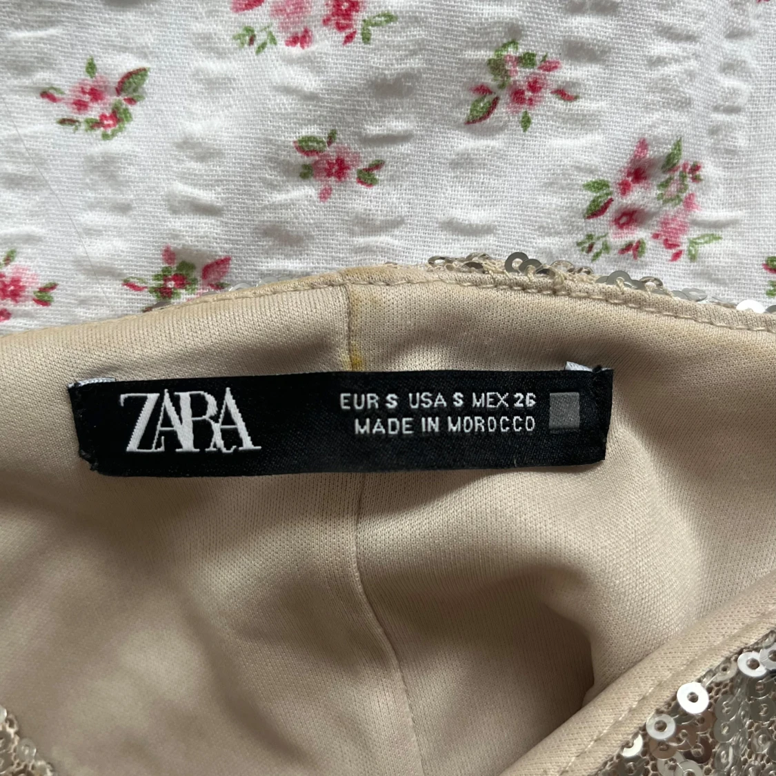 Glittrig klänning  - 92