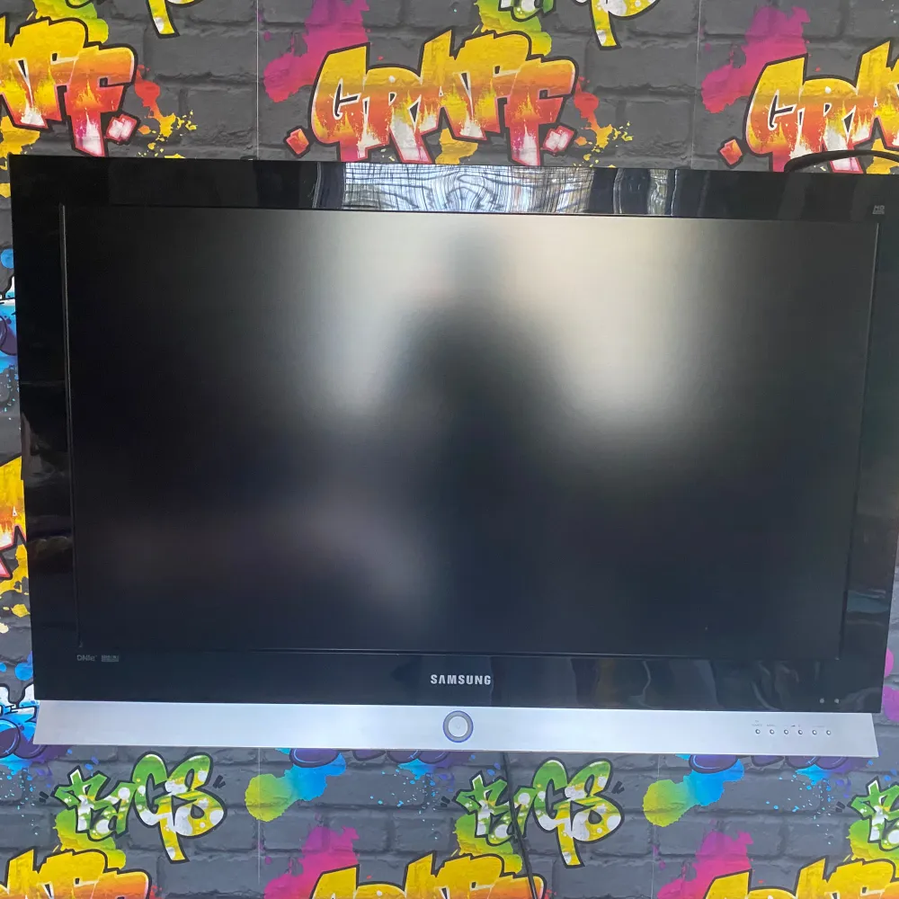 Fin Samsung tv 32 tum säljes för att jag bhöver en ny skärm till min dator. . Asusteet.