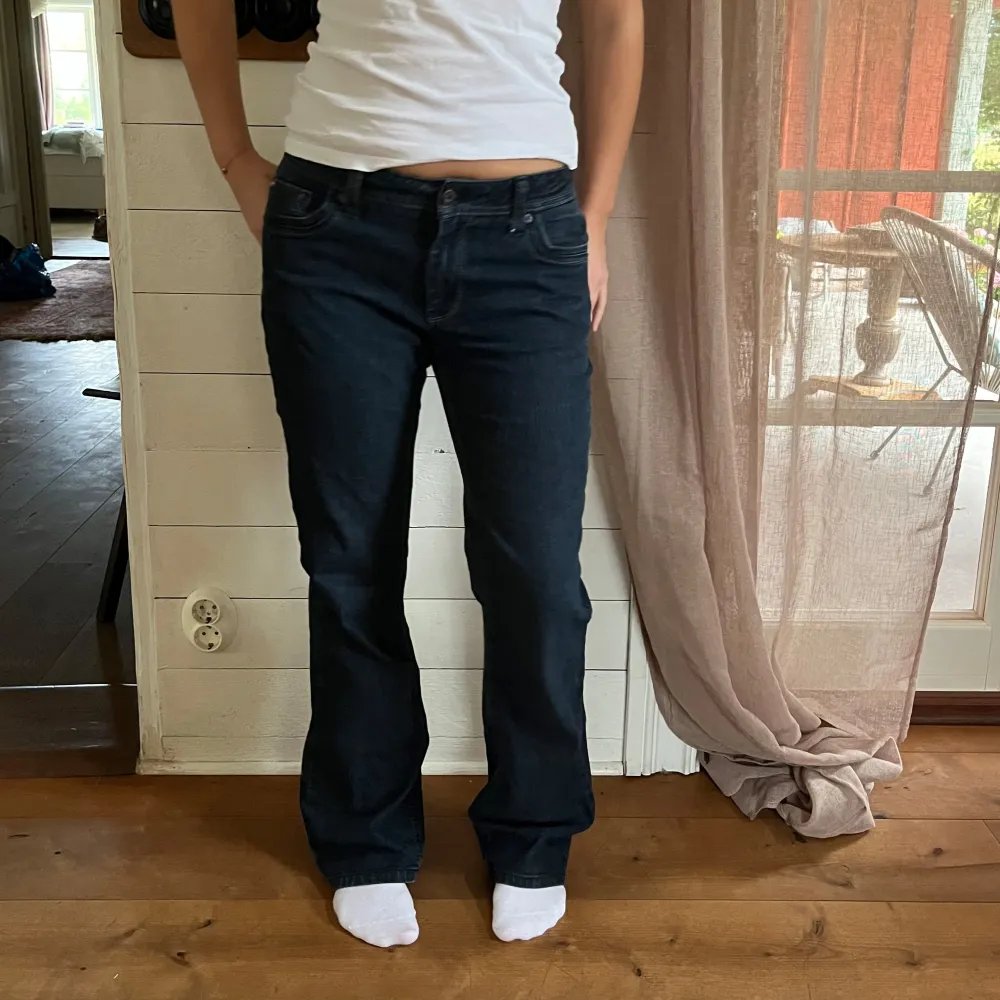 Midjemått(rätt över): 38 cm Innerbenslängd: 80 cm Modellen är: 168 cm  Skriv om ni har några frågor💗//Perfectjeans . Jeans & Byxor.