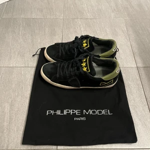 Phillipe Modell Skor - Hej! Vi säljer dessa väldigt exklusiva phillipe model skor med unik design! | skick 8/10 | små difekter | storlek 41 | skorna säljs nu för 1299kr!! |  OG dustbag medkommer vid köp | hör av er vid minsta funderingar👍