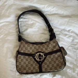 Vintage väska🐆 - supersnygg! måste tyvärr sälja då den inte kommer till användning🥲 perfekt till tillexempel utgång eller fest!❤️‍🔥vet tyvärr inte märket