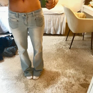 Lågmidjade bootcutjeans  - Säljer dessa jättesnygga lågmidjade bootcut jeans då de va för korta och lite för stora för mig😇Fint skick, dock lite nedtrampade längst ner. Köptes för 640 kr på Vinted men har sjölv aldrig använt de🥰