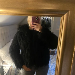 Fluffig ”fejk päls” jacka  - Från na-kd Storlek 34.  Använt men bra skick. 