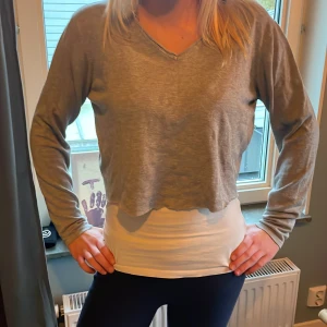 En tunn långärmad, magtröja - Den e klippt men kan vara snygg me ett linne under, tröjan passas xs och s