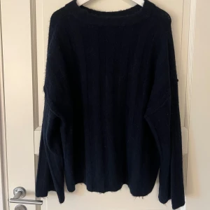 Stickad tröja - Stickad marinblå tröja. Ginas Premium collection. Använd 3 gånger. Köpt för 399kr.