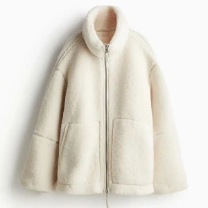 Hm teddyjacka - Supermysiga teddy jackan i pile från HM, köpte förra vintern och knappt använd🫶🏼 Oversized i storleken💕