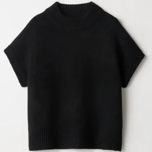 Soft goat round neck top - Säljer nu denna från soft goat, ny pris 3500 kr. Knappt använd och inga defekter.