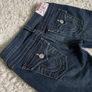 True religion low rise jeans - True religion jeans. Lågmidjade och bootcut/straight modell. Innerbenslängd: 85 cm, midja rakt över: 36 cm. ❤️‍🔥