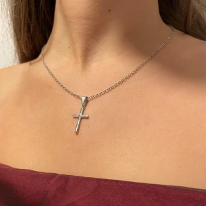 Korshalsband Silver - Medelstort halsband i kvinnlig passform. Knappt använt, fint och nytt. Duscha inte med