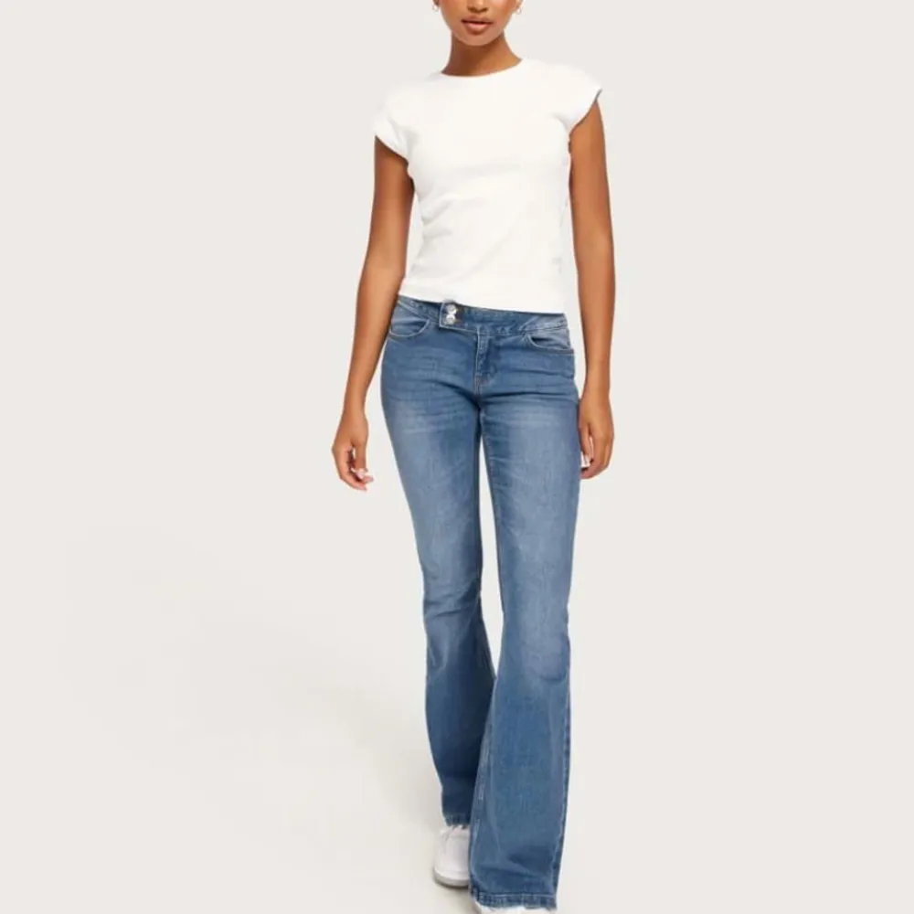 Ett par helt oanvända jeans beställda ifrån Nelly storlek Xs/32, märket är vero moda. Jeans & Byxor.