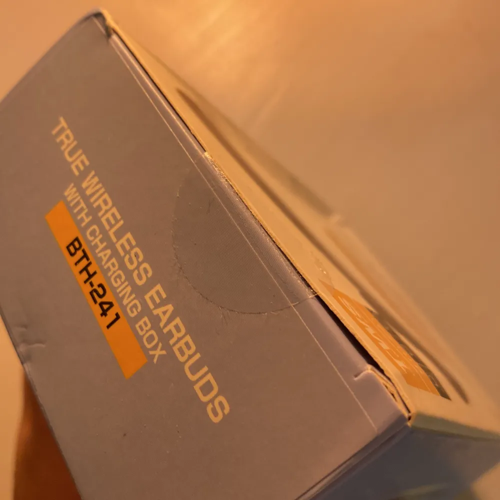 Oöppnade bluetooth hörlurar!! Råkade beställa två och därför är dessa oanvända, men de jag testade var förvånansvärt bra. De kommer i en nice cylinderformad förpackning,finns alternativ till storlekar i örat, och går att snacka telefon med. Muu.