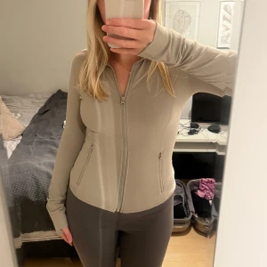Träningströja  - Såå fin träningströja som formar kroppen så snyggt!! Helt oanvänd, men säljer då den blev för tight på mig. Skulle säga att den även passar för er med storlek s 🩷 