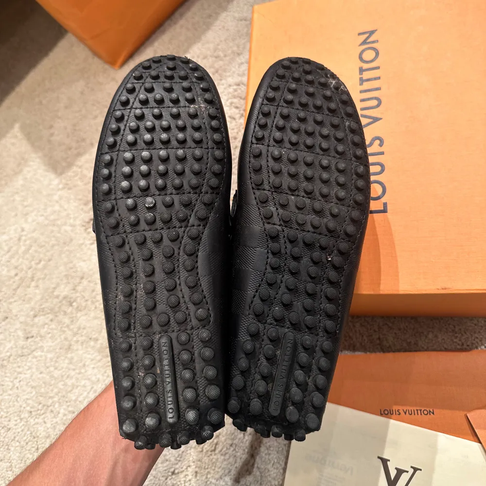 Louis vuitton loafers. Storlek 7.5 motsvarar 41.5-42. Skick 9/10 så gott som nya med box och kvitto. Pris 3299kr.. Kengät.