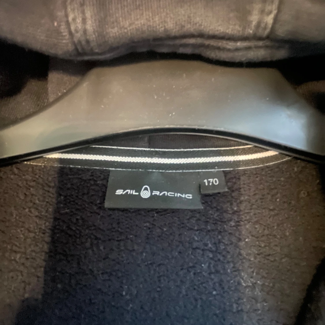 Säljer sail racing tröja med luva utan snören  - 91