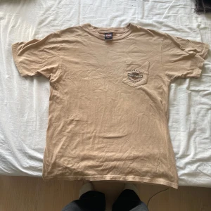 Harvey Davidson Tee - Den här gör fan också ganska ont att sälja, tvättäkta Harley Davidson tisha, oklart vilket årtal men säkert tidigt 2000tal någonstans! Typ aldrig använd men den är så jävla snygg, sitter baggy med liiiite tajtare armar!  Pris går att diskutera!