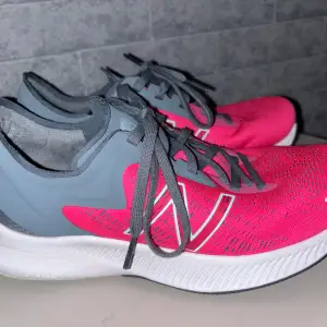 New balance skor i storlek 39. I mycket bra skick. Använda ute en gång och på gymmet två gånger.