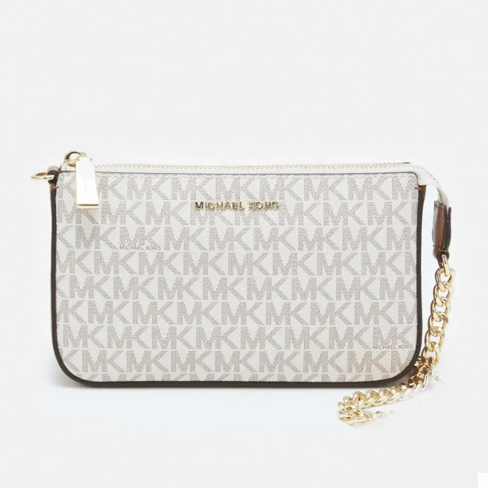 Säljer min Michael Kors väska eftersom den ej kommer till användning längre. Den är i väldigt fint skick och fungerar både till vardag och fest. Jag köpte den för 1700kr. Pris kan diskuteras. Kontakta mig för fler bilder💕. Laukut & Käsilaukut.