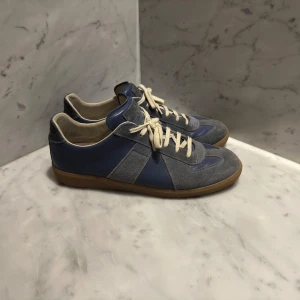 Maison Margiela Gats - Strl: 44 (Passar aningen stort) Använda men inget skadat. Det går att göra de fina som nya. Pris: 3690 Inga fuffens eller liknande, de är riktiga. Box och allt OG tillkommer.