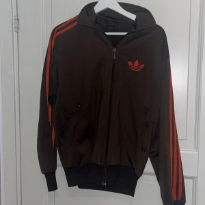 Vintage adidas kofta - Sjukt fin adidas kofta som är min mammas gamla!!💕 Den är i bra skick och sitter svin snyggt på.