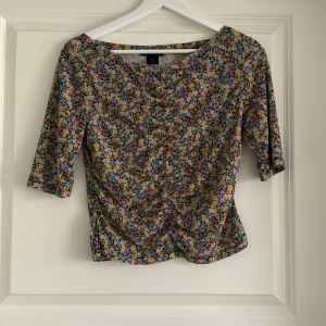 Blommig T-shirt  - Använt två gånger, som ny 