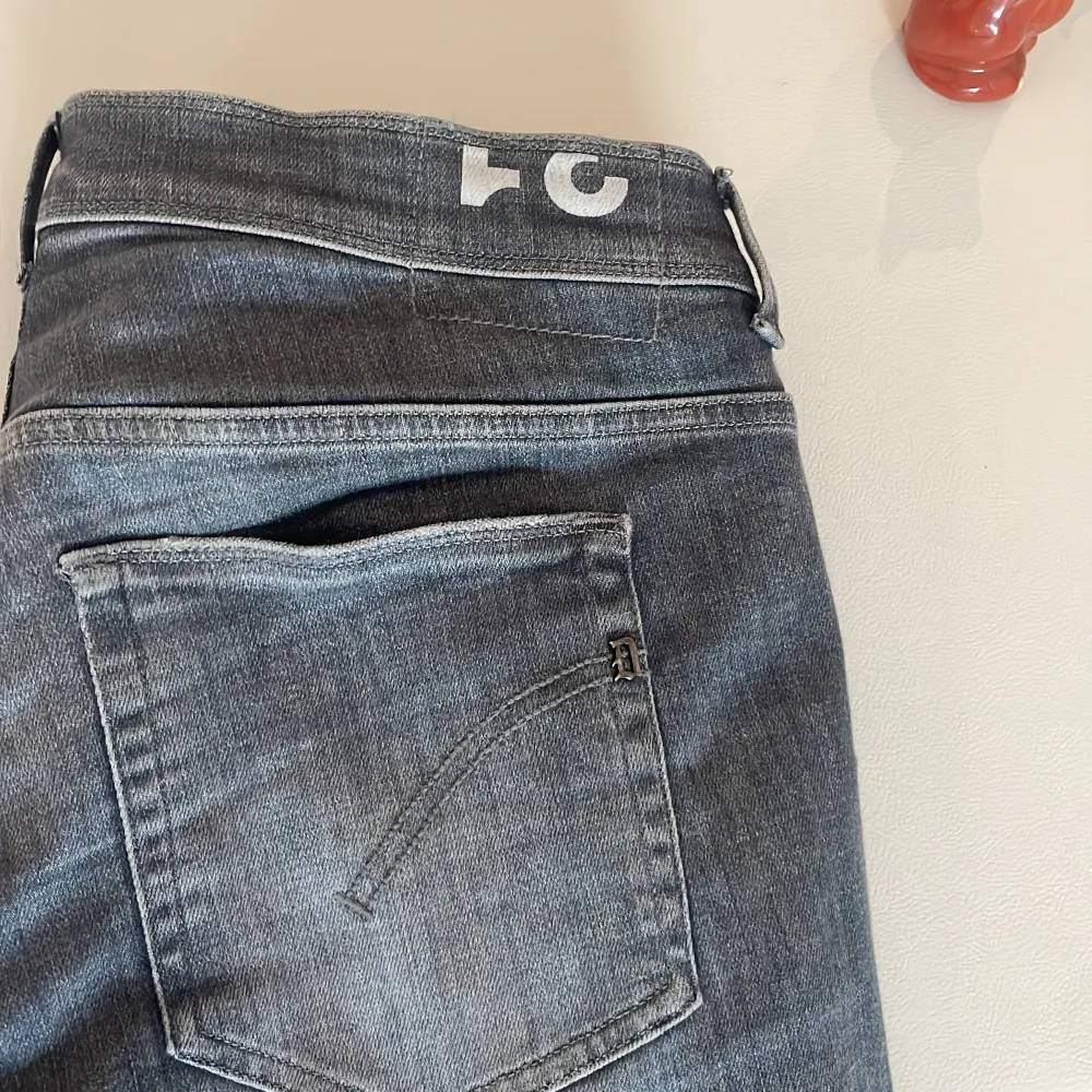 Säljer dessa Dondup som är använda Max 3 gånger och är i 8,5/10 skick. Nypris ca 3000kr. Fråga i dm så svarar jag så snabbt jag kan. Pris kan diskuteras.. Jeans & Byxor.