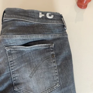 Dondup Jeans - Säljer dessa Dondup som är använda Max 3 gånger och är i 8,5/10 skick. Nypris ca 3000kr. Fråga i dm så svarar jag så snabbt jag kan. Pris kan diskuteras.