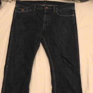 Hugo boss jeans - Hugoboss jeans som jag inte riktigt förstår storleken på. Men det finns en bild som visar. Jag är runt 182 cm och den passar mig