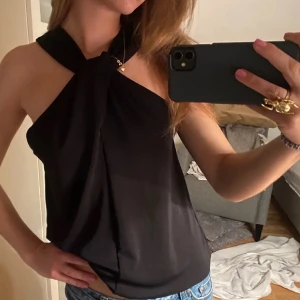 Zara festtopp - Säljer min topp från zara som är perfekt till fest! 🌟 inga defekter och använd väldigt få gånger! m men passar S/M!🤍 Svarar på alla prisförslag & frågor 💫