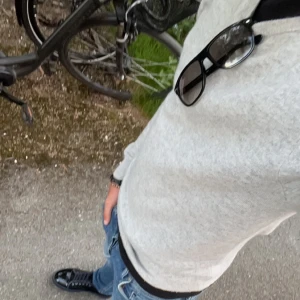  Cashmere tröja 100% - Johan  Henric  - Säljer nu en riktigt fet cashmere tröja från Johan Henric i färgen ljus grå. Det är 100 cashmere och den är i topp skick!!