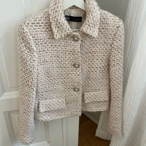 Jack/tröja med knappar - En så fin ljusrosa tröja eller jacka med knappar. 