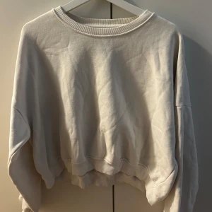 Sweatshirt  - Sweatshirt i storlek S men passar även M
