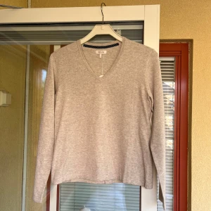 Beige tröja från Newhouse - Säljer en superfin beige V-ringad tröja från Newhouse i storlek S. Perfekt för både höst och vår. Passar till både jeans och kostymbyxor. Aldrig använd. Ordinarie pris 1299 kr. Säljs för 650 kr.
