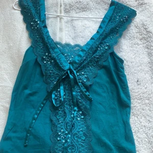 Sjukt snygg grön spets topp🥰 - As skön, passar bra, passar xxs-s, den har även en liten rosett längst fram 🥰