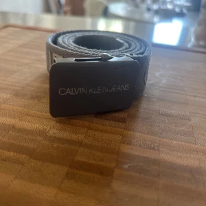 Calvin Klein bälte - Grå Calvin Klein bälte. Passar typ 160 normal vikt.