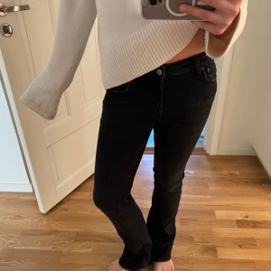 Zara bootcut jeans!! - Säljer dessa super snygga zara low waist bootcut jeansen!! Knappt använda i stl 34