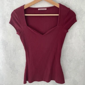 Röd topp - Säljer denna super söta topp💕💕 