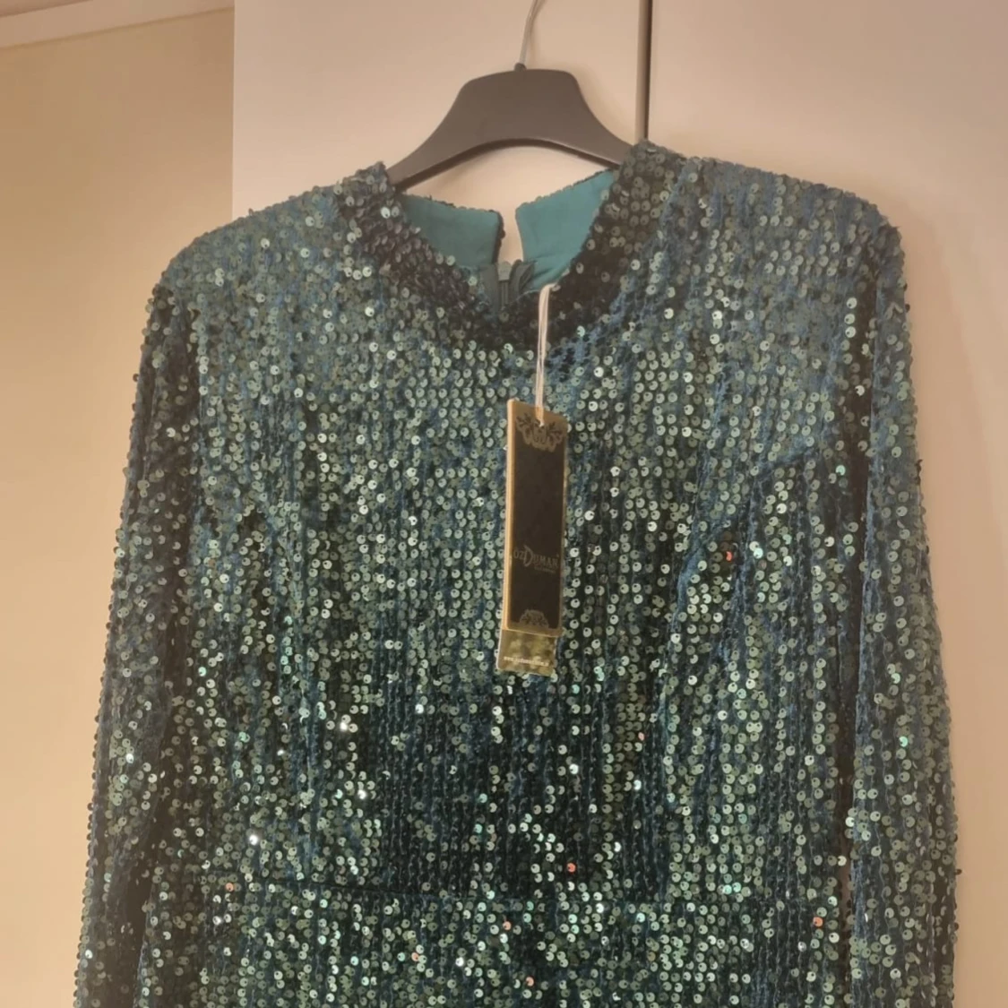 Grön glittrig långklänning - 3