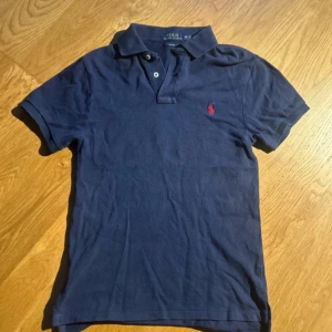 Mörkblå pikétröja från Ralph Lauren - Säljer en klassisk mörkblå pikétröja från Ralph lauren✨ord pris 1200-1500kr och den här är i bra skick 9/10 