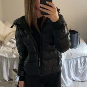 Svart pufferjacka från Peak Performance - Säljer min vinterjacka från peak performance. Använd men i bra skick. 